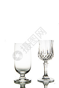 两个空酒杯 白底隔离在白色背景上餐具灰色餐厅酒精空白杯子酒吧玻璃反射水晶图片