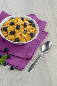 谷物和蓝莓桌子活力食物小吃营养餐巾玉米片盘子粮食蓝色图片
