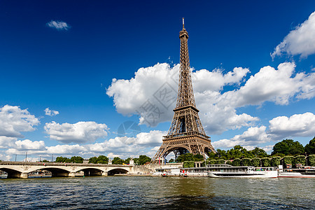 Eiffel铁塔和塞纳河背景有白云的历史性历史地标纪念碑码头旅游假期蓝色首都景观图片