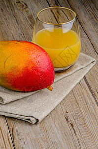 新鲜芒果汁情调异国热带服务液体橙子水壶果味果汁奶油状图片