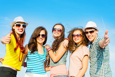 身戴太阳眼镜和帽子的青年群体活力友谊夫妻乐趣喜悦团体男人太阳拥抱庆典图片