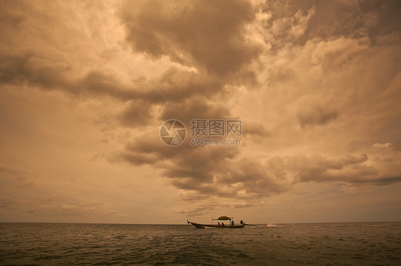 乌云多云的暴风天空气候海浪橙子戏剧性天气旅行环境风暴季节危险图片