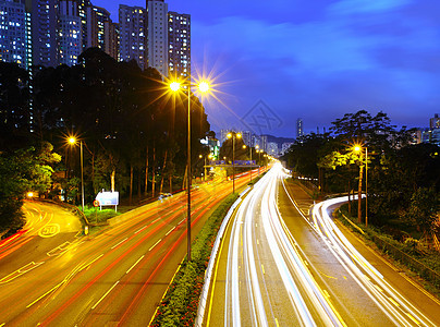 公路交通灯运输摩天大楼速度公寓景观踪迹通道城市天空住房图片