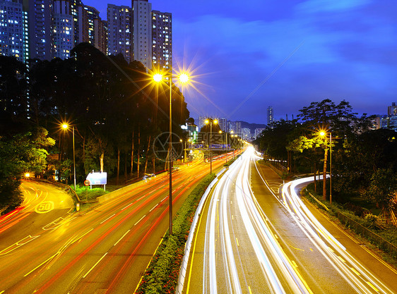 公路交通灯运输摩天大楼速度公寓景观踪迹通道城市天空住房图片