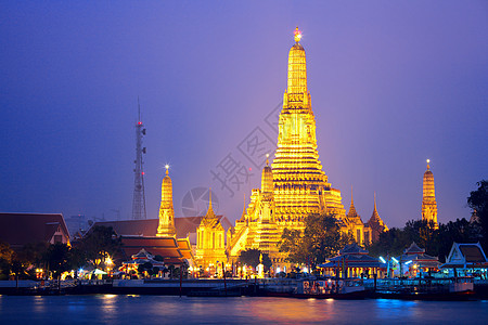 晚上曼谷Wat Arun文化地标宗教佛塔神社码头寺庙城市日落天际图片