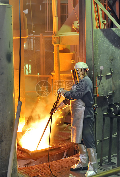 钢铁工人收集辉光冶金液体火花铸造保护生产钢包杯子图片
