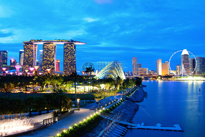 新加坡夜间的天线场景艺术城市金融高楼港口反射博物馆建筑圆顶图片