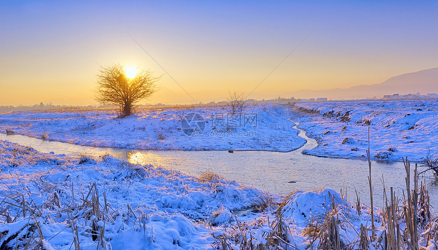 冬季风景公园场地水晶阳光蓝色冻结场景日落薄雾橙子图片