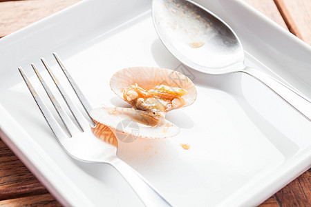 用勺子和汤匙在白菜上烤焦辣辣椒糊蛤图片