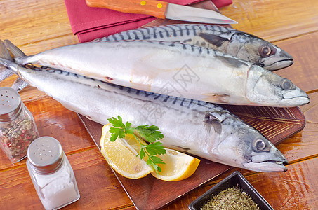 生鱼香菜盘子海洋鳟鱼尾巴香料市场盐水鲭鱼小吃图片