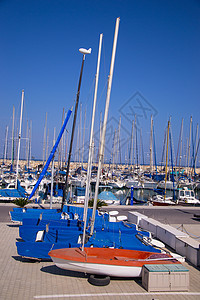 特拉维夫海岸的游艇海岸线帆船血管运输钓鱼港口蓝色阳光闲暇码头图片