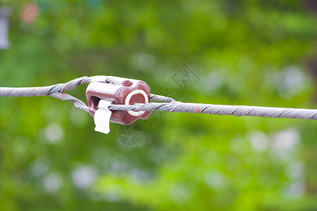 电塔上电缆连接器工业对角线拖船链接杠杆作用线条绳索绿色天空图片