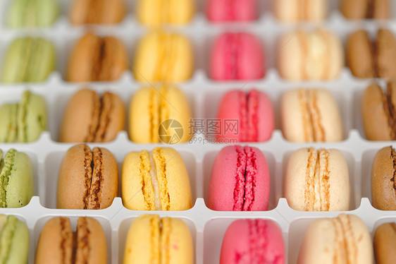 色彩多彩的马卡龙盒子蛋糕甜点糕点白色奶油美食食物饼干糖果图片