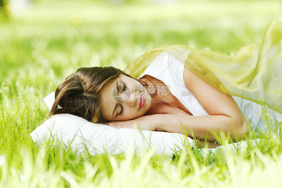 睡在草地上的女人毯子白色公园女孩自由枕头场地女性绿色睡眠图片