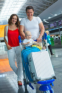 家人去旅行旅游家庭闲暇乐趣行李活动婴儿女孩游客母亲图片