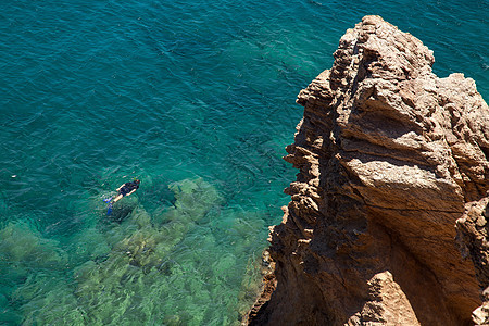 地中海的男性在上下潜图片