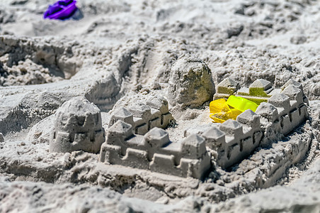 在海滨建造的沙沙城堡结构乐趣旅行地带娱乐冲浪海洋海岸童年热带闲暇图片