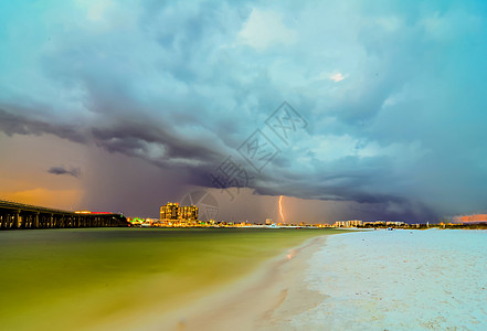 弗罗里达上空的暴风天气预报蓝色游客海洋棕榈假期天空阳光建筑酒店图片
