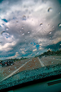 挡风玻璃上的雨滴薄雾标签蓝色下雨天气风暴运动液体水滴窗户图片