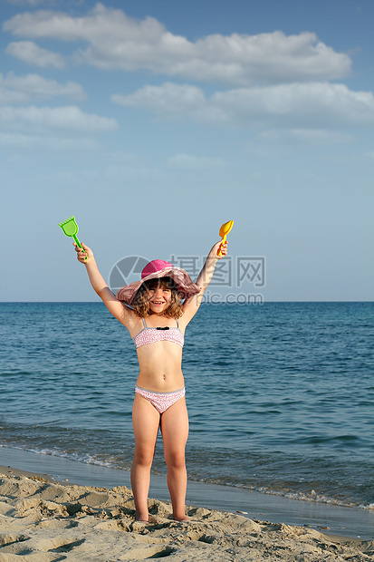 快乐的小女孩 在沙滩夏天场景图片