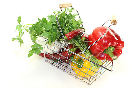 带新鲜蔬菜的购物篮图片