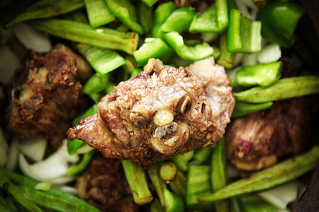 混合蔬菜的羊肉炖菜勺子洋葱营养烹饪金属食物土豆钢包水平羊肉图片