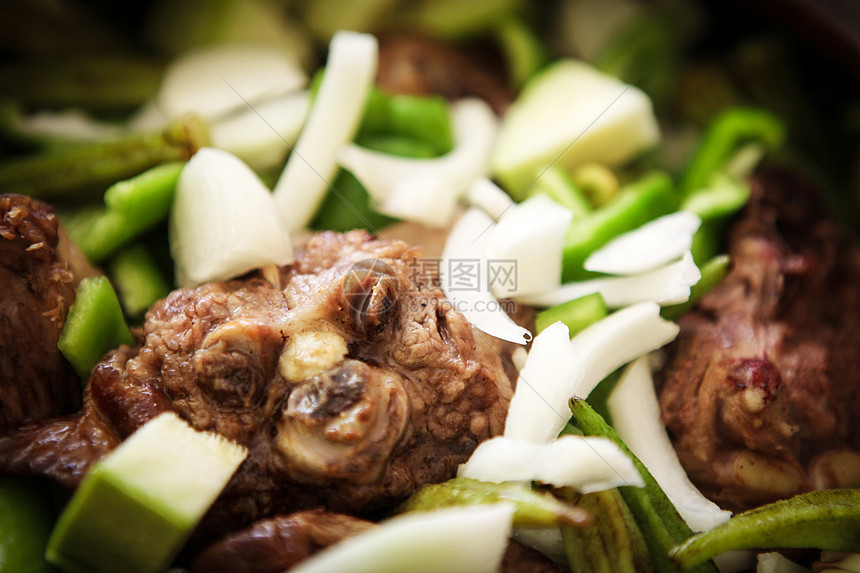 混合蔬菜的羊肉炖菜草药金属钢包勺子营养烹饪食物晚餐羊肉洋葱图片