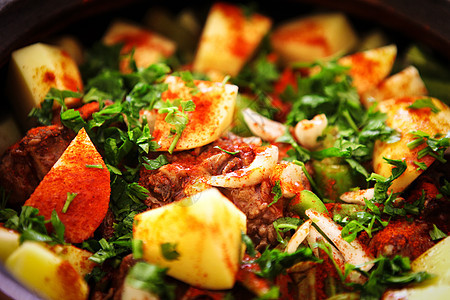 混合蔬菜的羊肉炖菜钢包晚餐勺子食物羊肉营养洋葱烹饪土豆草药图片