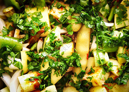 混合蔬菜的羊肉炖菜水平洋葱营养土豆羊肉金属勺子钢包晚餐草药图片