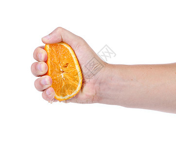 手挤着成熟的多汁橙子 白底图片