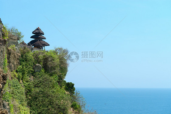 蓝热带海上岩石上的树丛寺庙旅行旅游风景宗教海景海洋海岸线天空悬崖石头图片