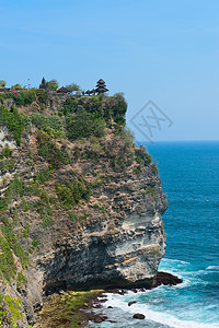 蓝热带海上岩石上的树丛寺庙旅行沿海蓝色风景宗教海景石头海洋悬崖天空图片