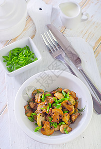 蘑菇蔬菜食物小吃木头饮食美食烹饪营养桌子油炸图片