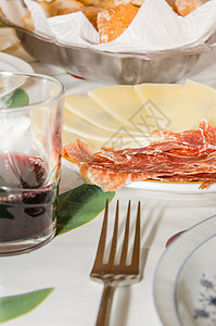 典型的西班牙塔帕 配有塞拉诺火腿和芒切戈奶酪食物美食猪肉熟食盘子小吃红色剑纹图片