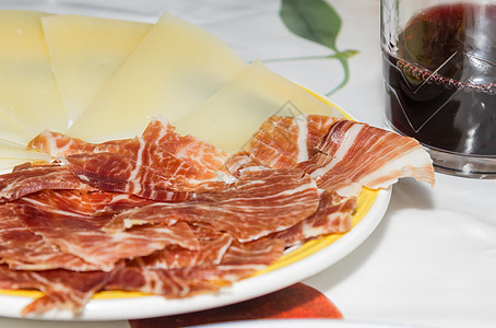 典型的西班牙塔帕 配有塞拉诺火腿和芒切戈奶酪红色美食盘子猪肉剑纹小吃食物熟食图片