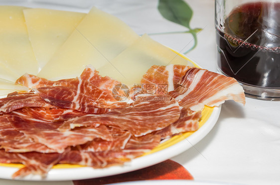 典型的西班牙塔帕 配有塞拉诺火腿和芒切戈奶酪红色美食盘子猪肉剑纹小吃食物熟食图片