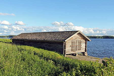 湖边旧船屋图片