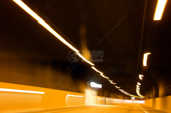 高速公路隧道内的灯光图片