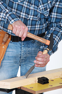 在木板上工作的工匠修理工作坊金属木头工具成套家具手工锉刀木工图片