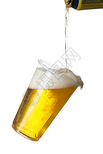 一次性塑料杯中的金啤酒或啤酒啤酒罐塑料倾斜琥珀色玻璃小费草稿杯子泡沫气泡图片
