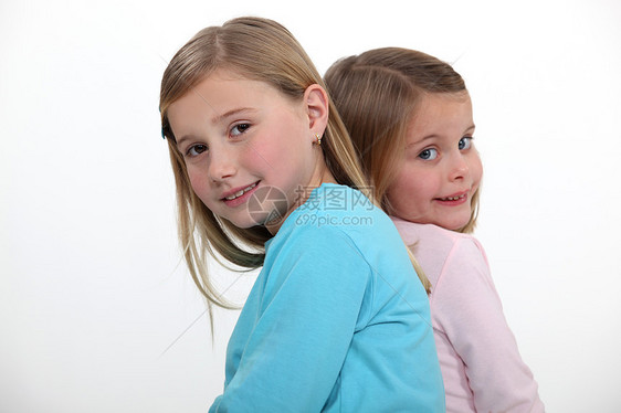 2个小女孩一起摆着图片