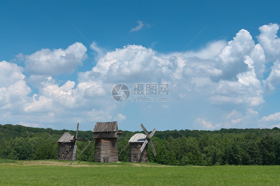 三个老木制风车图片