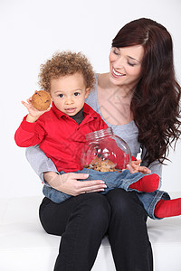 母亲和孩子加饼干罐图片