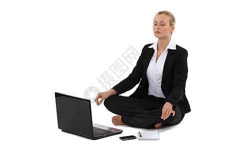 瑜伽女实业家眼睛反射笔记本商务通讯赤脚头发电脑女士员工图片
