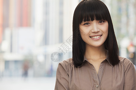 北京微笑的年轻女青年户外肖像图片