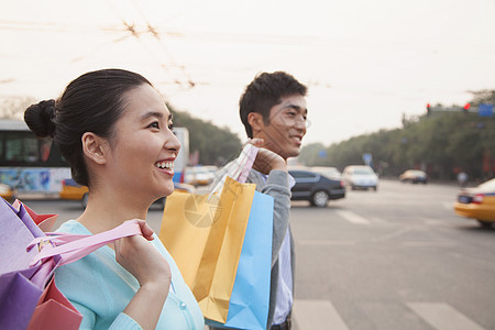 在北京带着购物袋走在街上的小情侣们图片