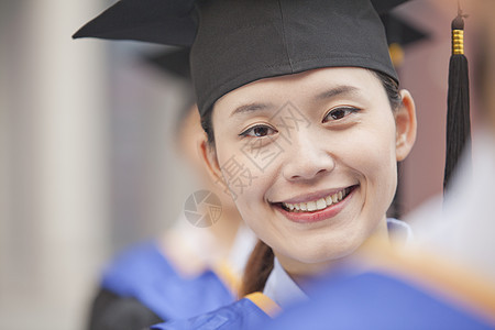 近距离特写女研究生在一连串毕业生中站立情况图片