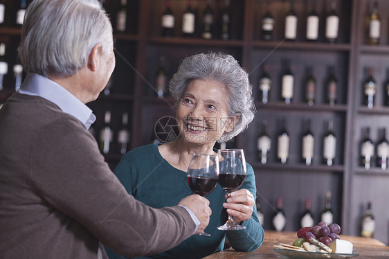 饮酒 以女性为焦点的 老夫妇共餐和享受自己喝饮料 关注女性微笑水果酒瓶瓶子摄影庆典服装玻璃酒杯酒精图片