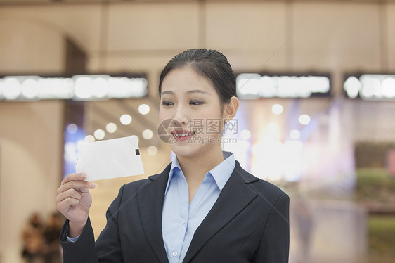 机场的女商务人士在看飞机票呢!图片