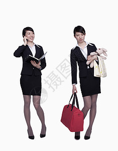 工作女商务人士 带包袋和儿童服装的女商务人士 对面图片